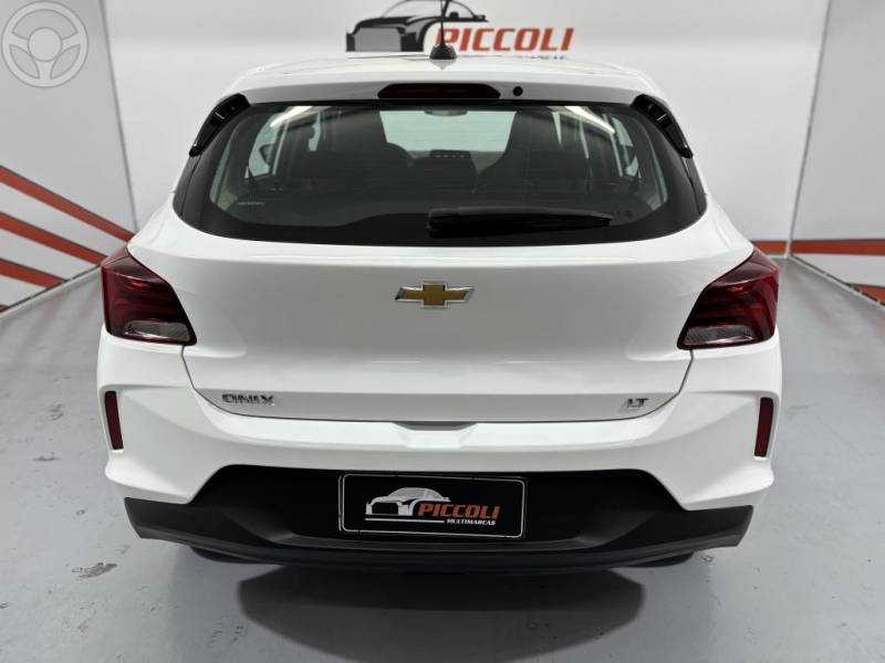 CHEVROLET - ONIX 1.0 LT2 FLEX 4P MANUAL - 2023/2024 - BRANCA - R$ 69.900,00