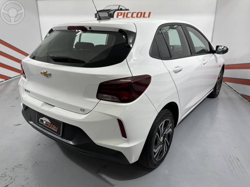 CHEVROLET - ONIX 1.0 LT2 FLEX 4P MANUAL - 2023/2024 - BRANCA - R$ 69.900,00