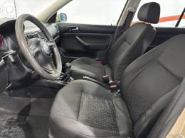 VOLKSWAGEN - GOLF 1.6 MI 8V 4P MANUAL - 2001/2001 - BEGE - R$ 26.900,00