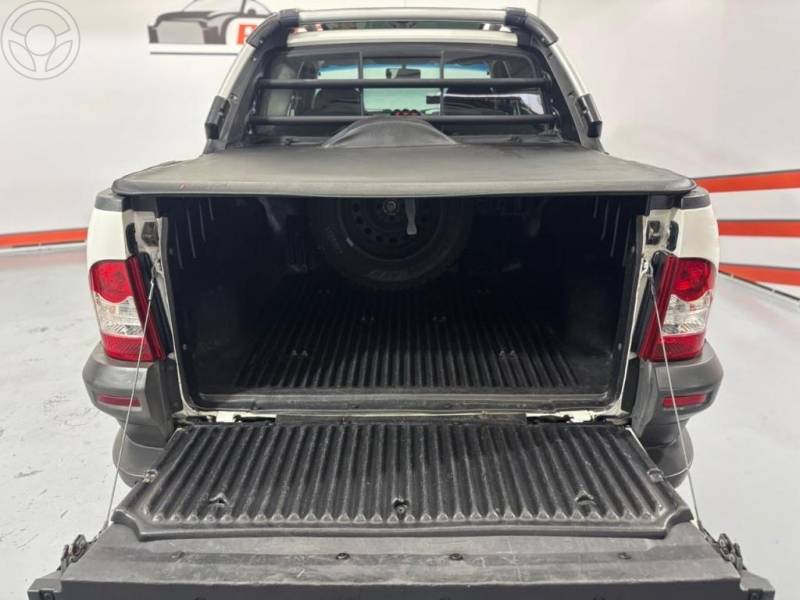 FIAT - STRADA 1.8 MPI ADVENTURE LOCKER CD 16V FLEX 2P MANUAL - 2011/2011 - BRANCA - R$ 54.900,00