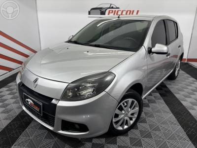 RENAULT - SANDERO 1.6 EXPRESSION 16V FLEX 4P MANUAL - 2013/2014 - PRATA - R$ 33.900,00